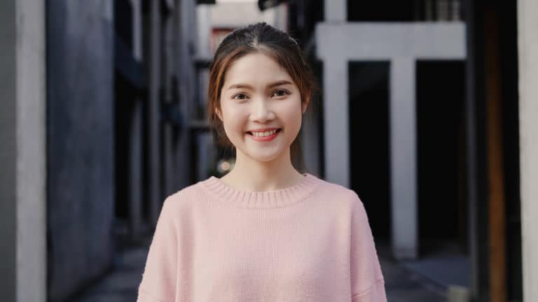 快樂的年輕女子