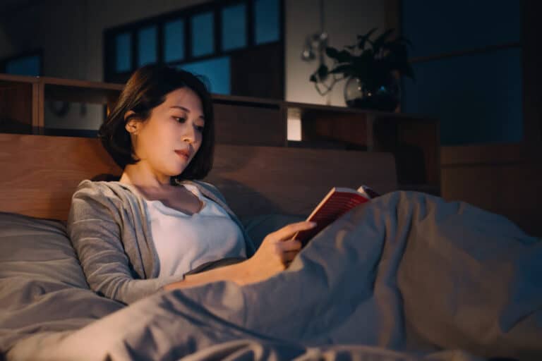 在小说中逃避现实的女孩